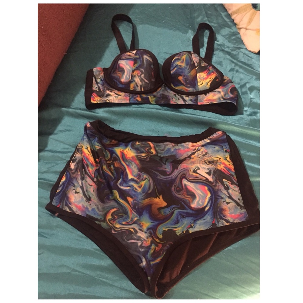 Colorful Underwire bikini in black and multi-color